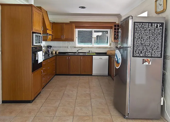 Хостел Tribo Da Praia - Almagreira Surf