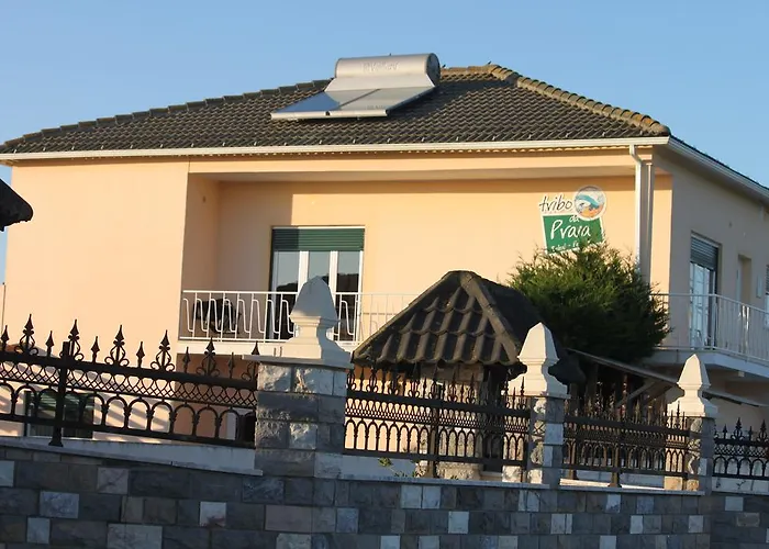 Tribo Da Praia - Almagreira Surf Хостел